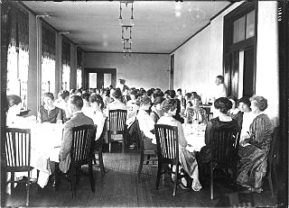 Students dine in Currier Hall, 1910.