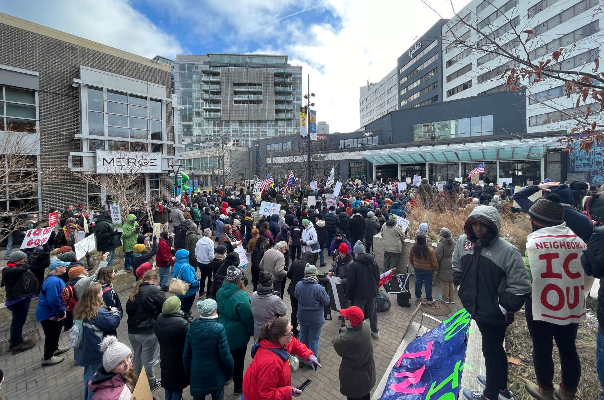 ‘Fear travels fast,’ but didn’t stop hundreds in Iowa City from protesting ICE, remembering Renee Good on Sunday