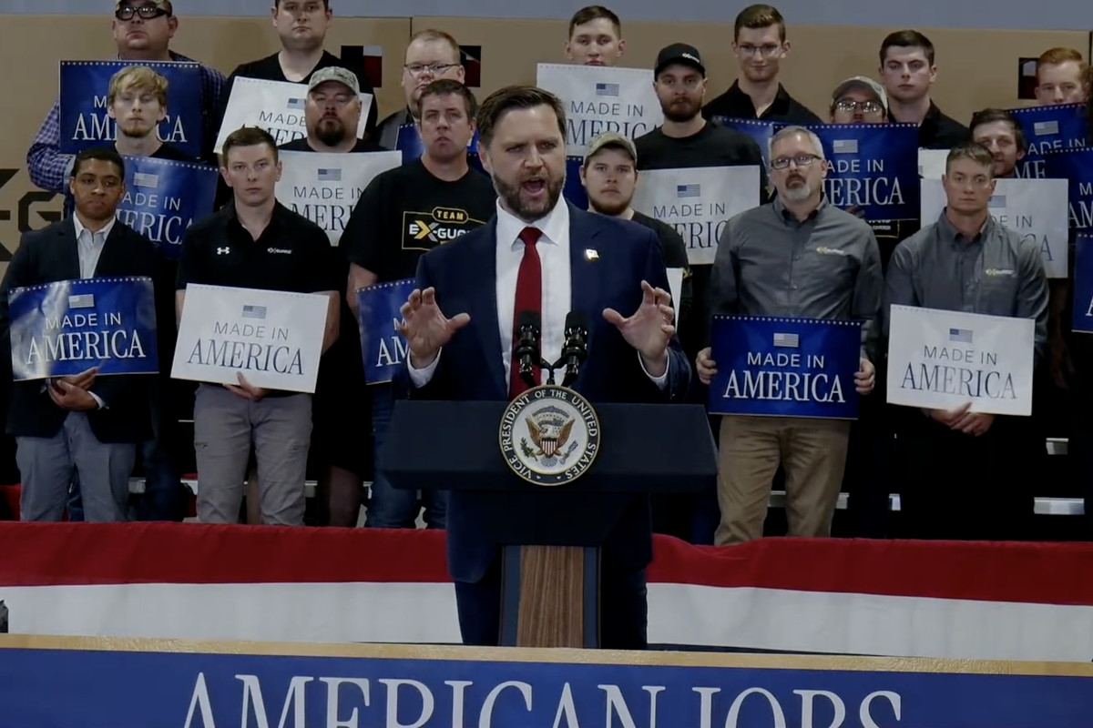 In Des Moines, JD Vance calls Iran war a ‘little blip in the Middle East,’ Zach Nunn compares pain at the pump to sacrifice of Gold Star families