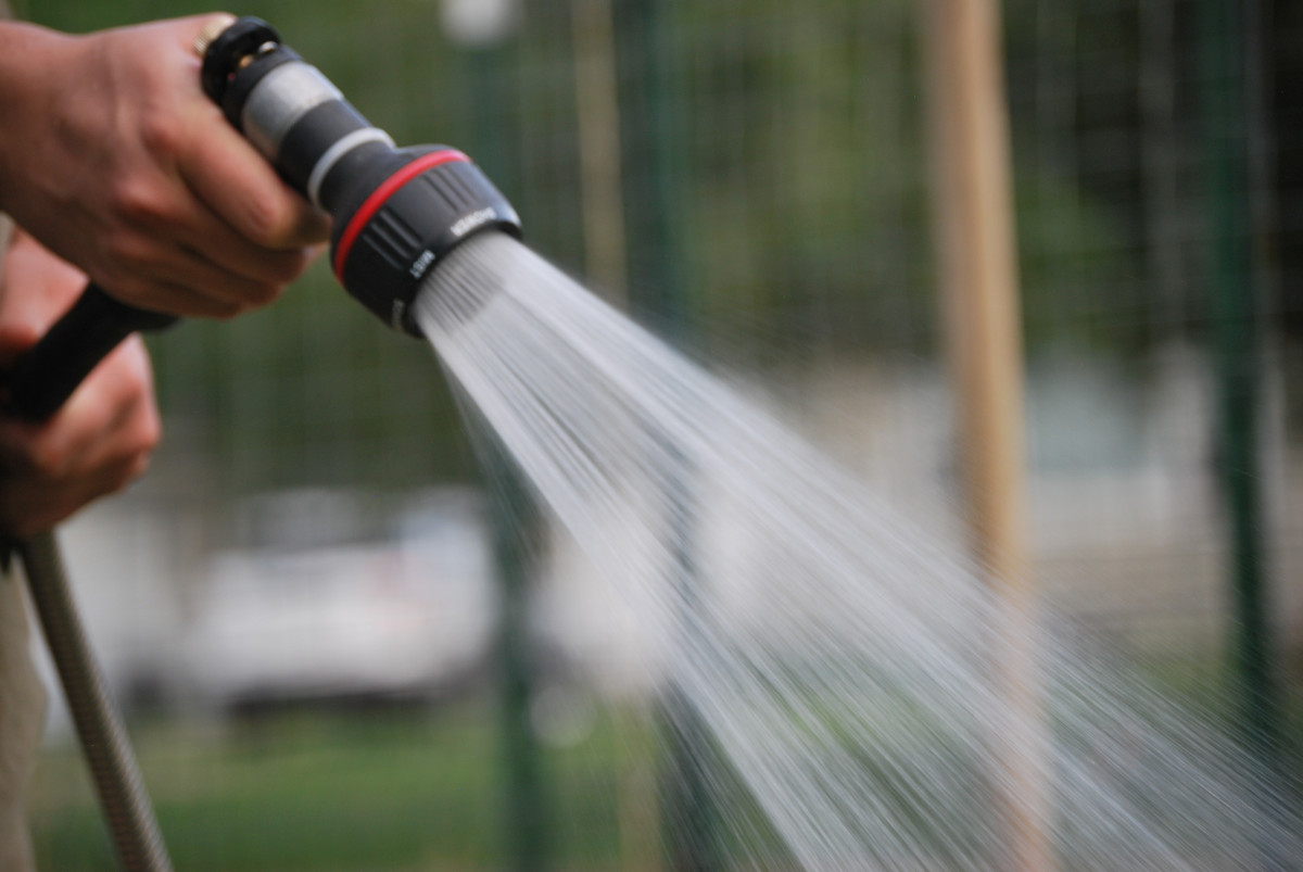 Lawn watering ban enacted in central Iowa due to high nitrate levels, affecting 20% of the state population