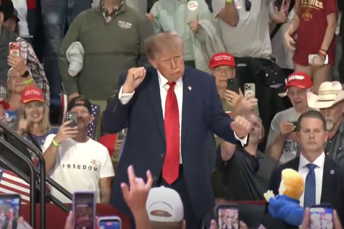 Trump meanders through boasts, racist smears and praise for Vivek Ramaswamy's attack ad in Iowa, joined by Hinson, Lahn, Bird, Mitchell and McGowan